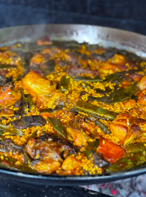Preparación Paella leña