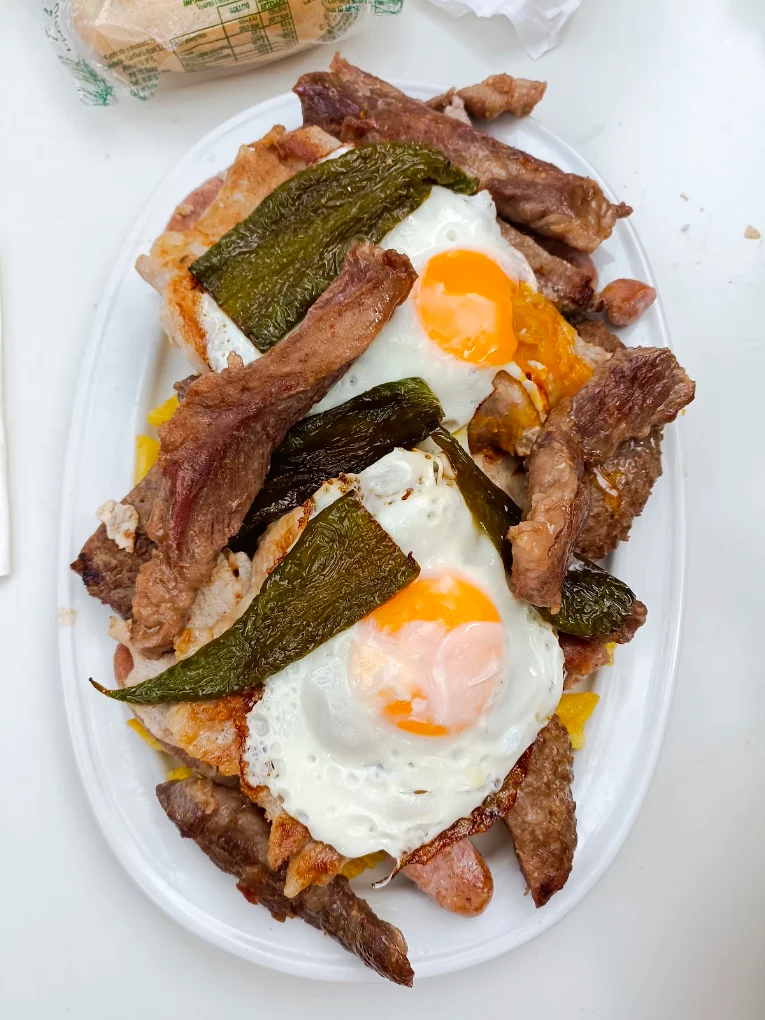 Platos y raciones en mesa